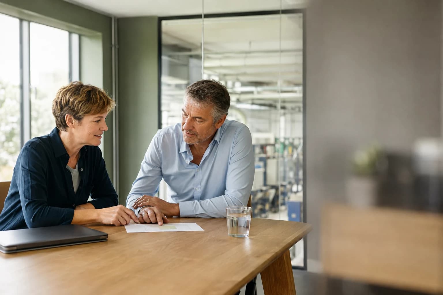 Beratungsgespräch zum Arbeitsschutz in einem Produktionsbetrieb